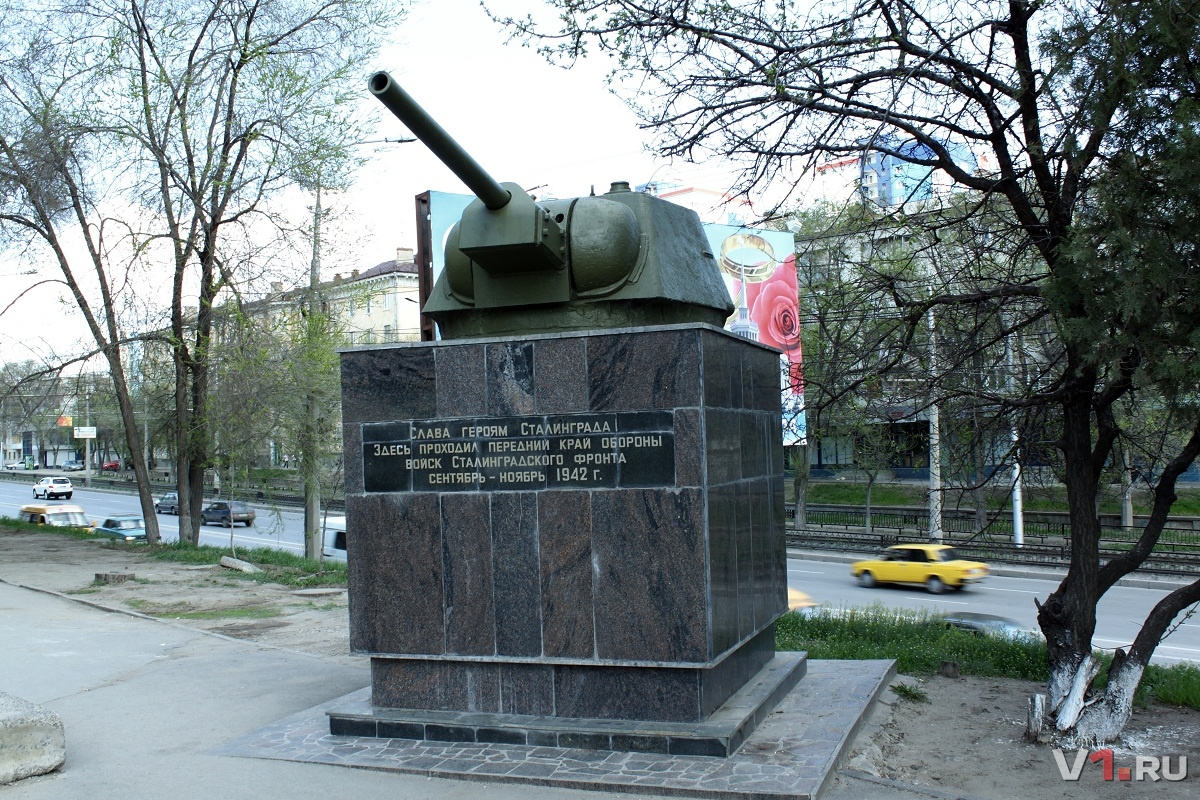 Передний край обороны отмечен памятником на перекрестке проспекта Ленина с улицей Дымченко