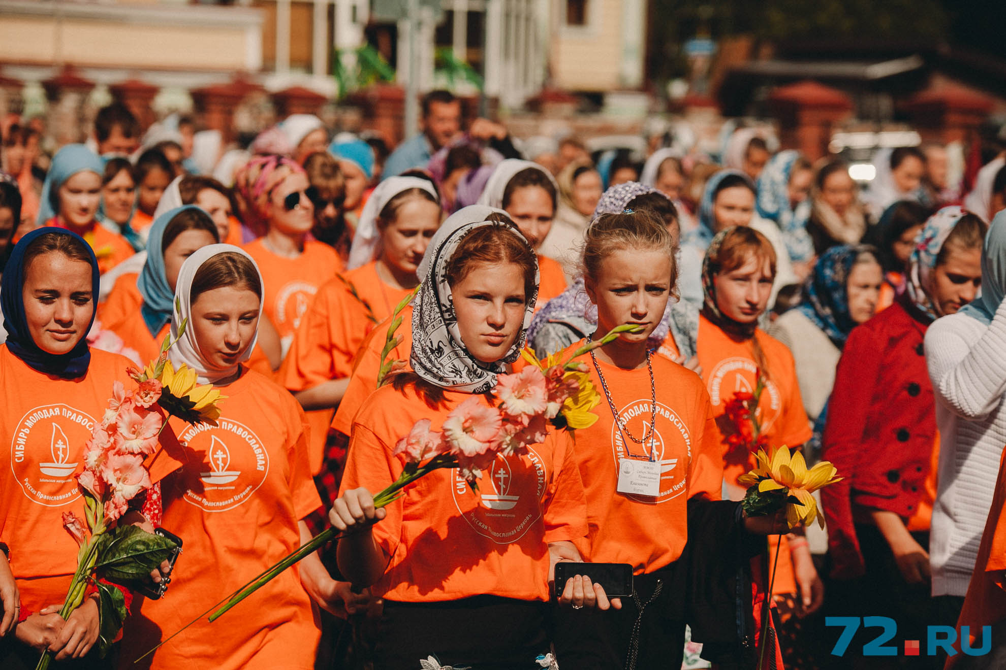 Участницы общественного движения "Сибирь Молодая Православная" в руках несли первые летние гладиолусы