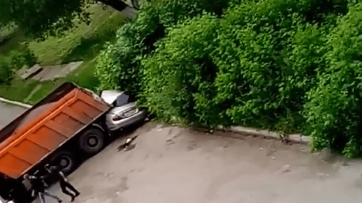 «Не заметил малыша»: самосвал, сдавая назад, раздавил Jaguar в Ленинском районе