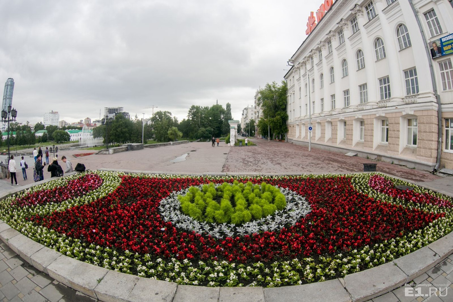 Площадь клумбы. Клумба Кремль Уфа. Клумбы города Новосибирска площадь Калинина. Клумба Екатеринбург. Цветники Екатеринбурга.