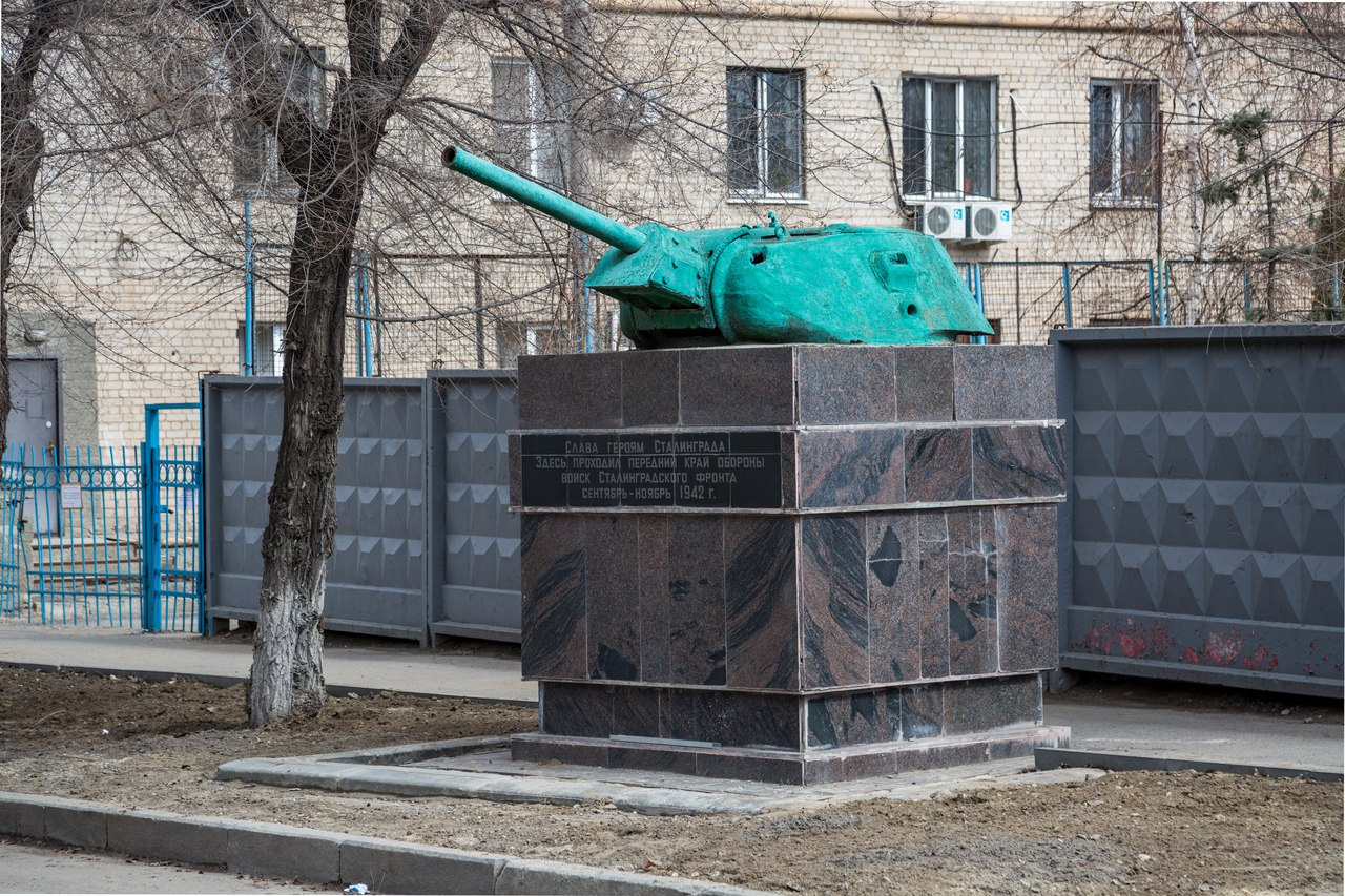 Пробитая снарядом башня Т-34 стоит на улице Советской Пробитая снарядом башня Т-34 стоит на улице Советской