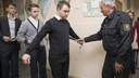 «Сначала бахилы, потом паспорт»: 74.ru проверил работу школьной охраны