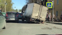 На шоссе в Ярославле «Газель» застряла в яме и не смогла оттуда выбраться