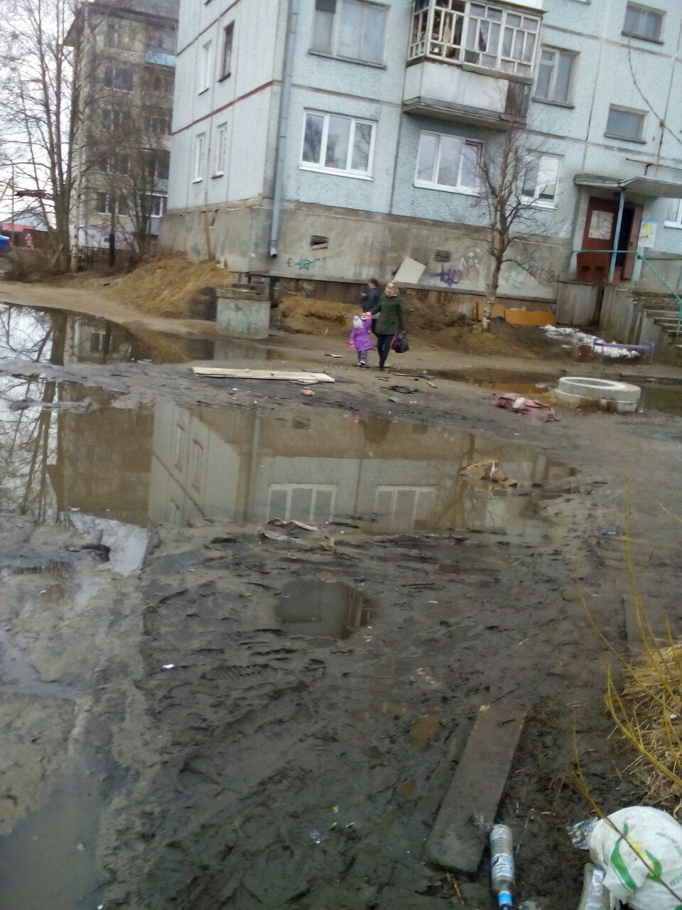 Состояние двора у дома 171/1 на Ленинградском проспекте Состояние двора у дома 171/1 на Ленинградском проспекте
