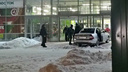 В Тольятти «Приора» въехала в двери супермаркета «Перекресток»