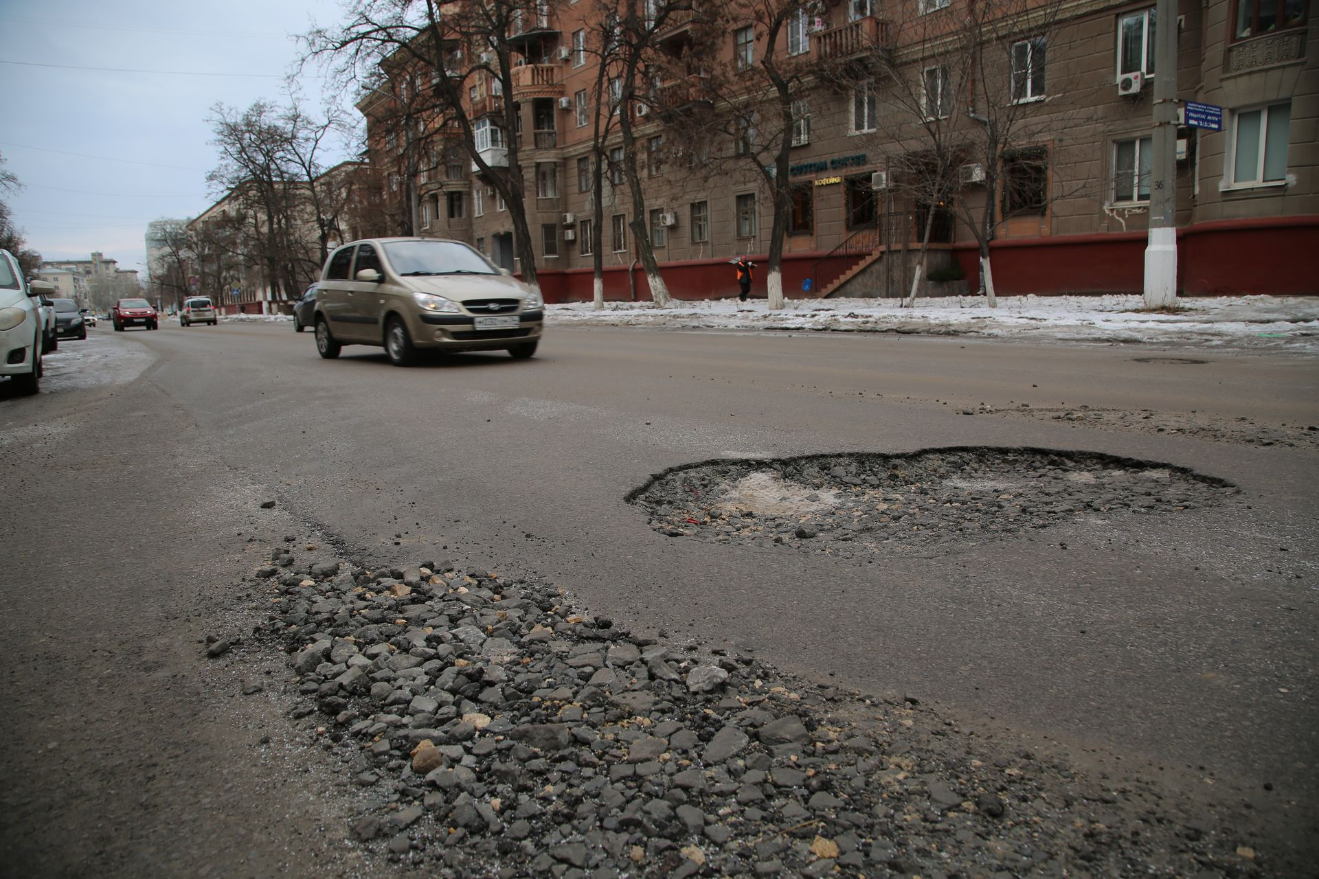 Каждый попавший в яму водитель по-доброму вспоминает тех, кто чинил эту дорогу Каждый попавший в яму водитель по-доброму вспоминает тех, кто чинил эту дорогу