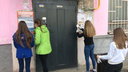 В Самаре волонтеры очищают фасады и заборы от объявлений