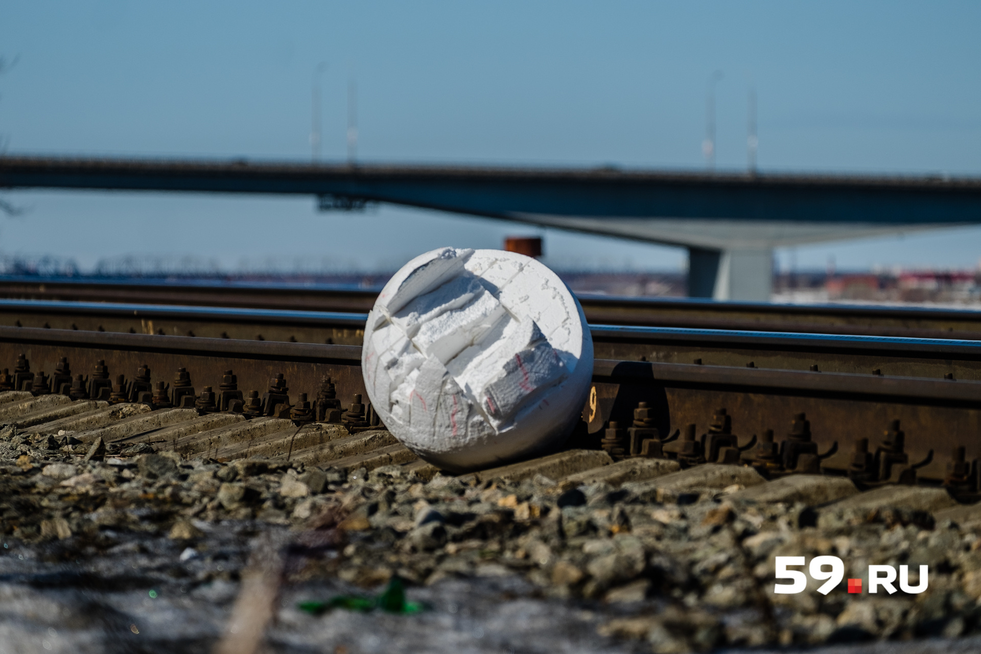 Арт-объект лежит на железнодорожных путях