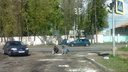 Двое ярославцев отремонтировали разбитую дорогу кирпичами