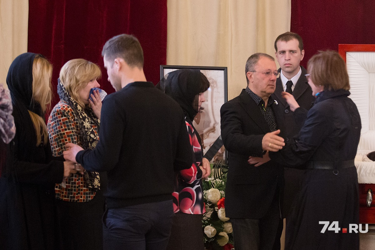 Соболезнования у гроба принимал муж Ольги Давиденко Семён Мительман, дочь и другие близкие