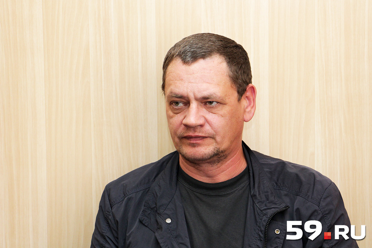 Дмитрий Пигалев говорит, что по поводу трещин вызывал специалистов несколько раз