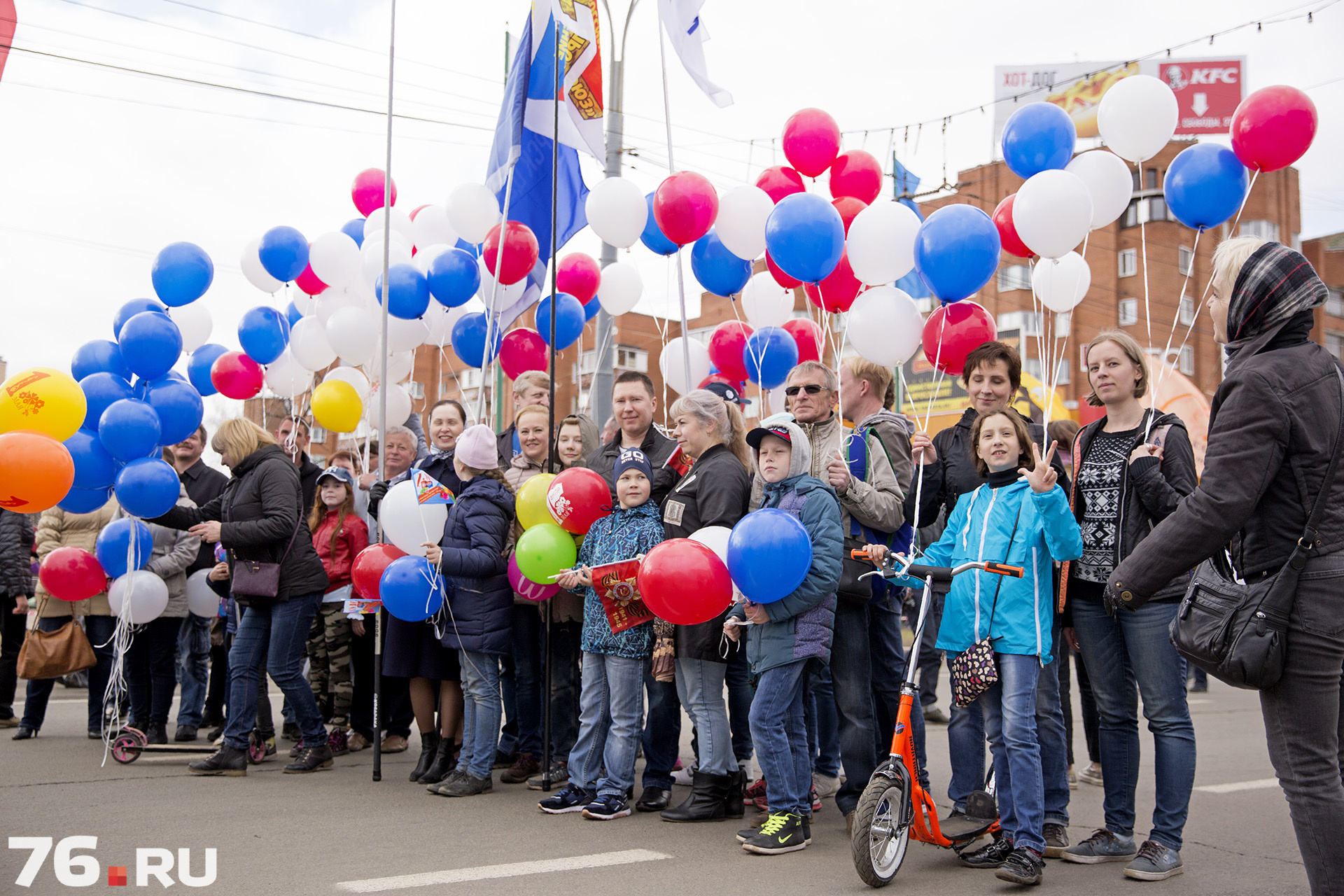 Демонстрации 5. Первомайское шествие в Излучинске картинки.