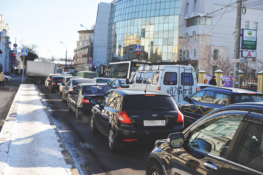 Пробки тюмень. Пробки в городе Тюмень. Тюмень автомобильная пробка. Тюмень заторы.