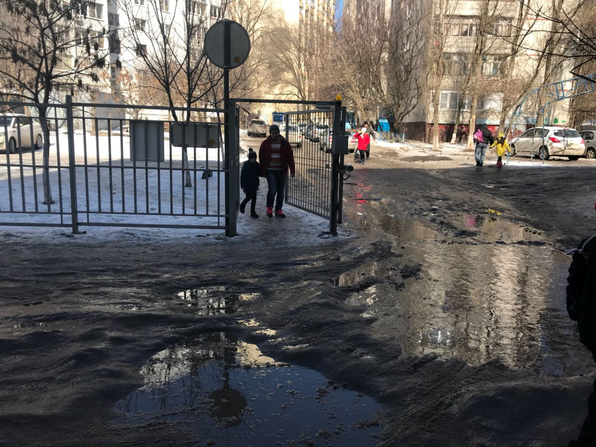Еще неделю назад дорога около школы выглядела так Еще неделю назад дорога около школы выглядела так