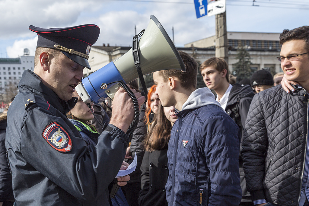 Прямые трансляции митинга москва. Шествия незаконные\. Трансляция митинг форум единство народа в Волгограде.