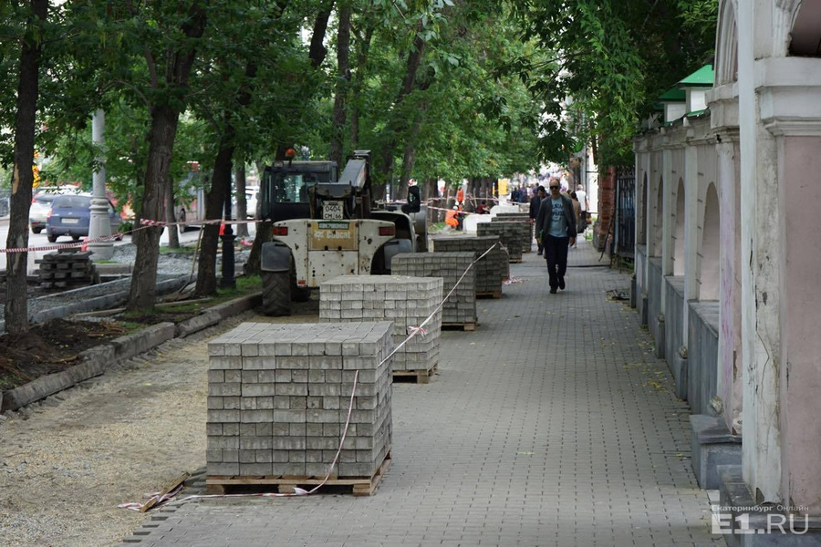 На тротуаре проспекта также меняют плитку.
На тротуаре проспекта также меняют плитку.