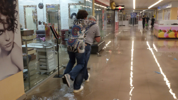 В Тюмени четыре торговых центра пострадали от дождя