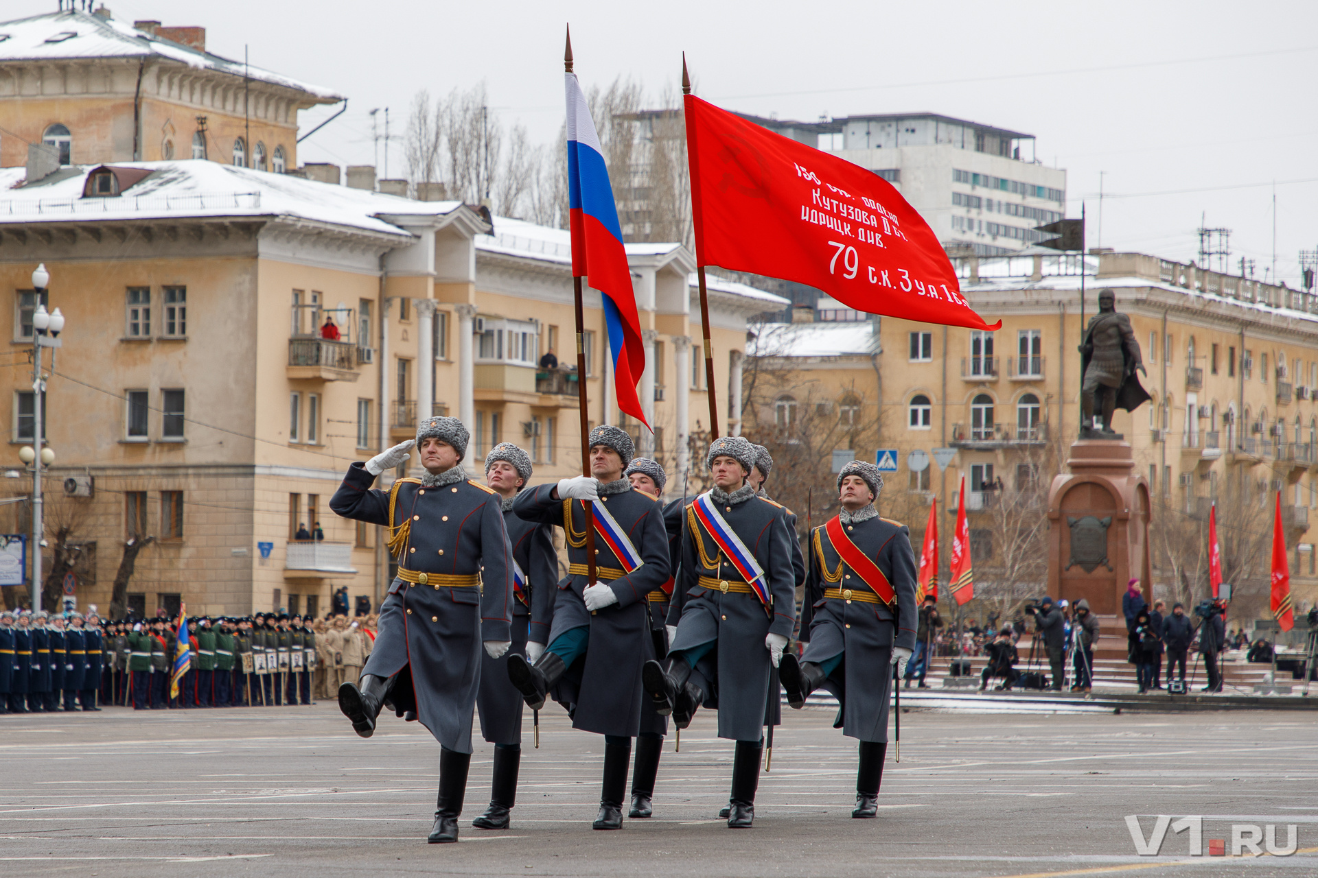 Парад знамен. Знамя Победы без серпа и молота в Волгограде. Знамя Победы на параде Победы. Знамя Победы на параде Москва. Вынос Знамени Победы на красной площади.