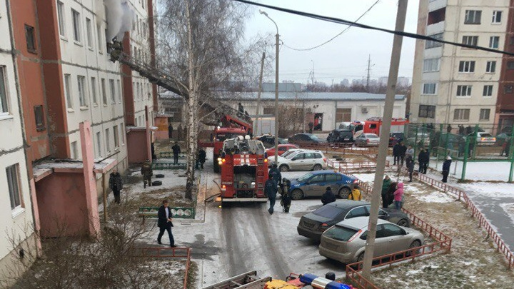 З8 человек эвакуированы, трое спасены: в многоэтажке на улице Домостроителей загорелась квартира