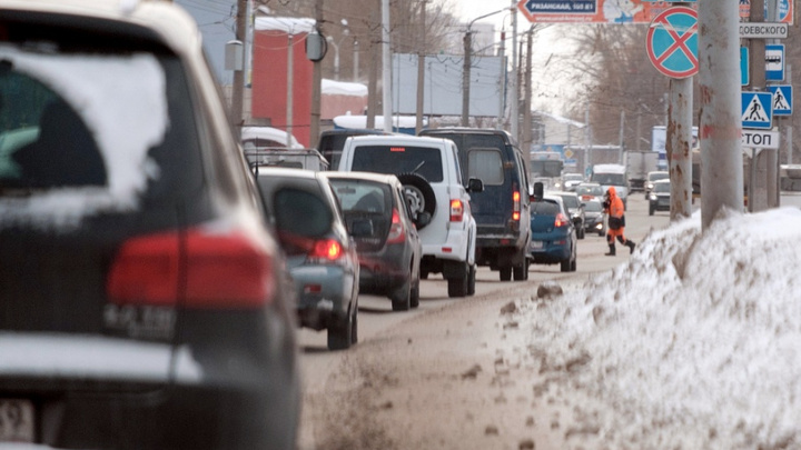 Снег парализовал движение: автомобилисты встали в 10-балльных пробках в центре Перми