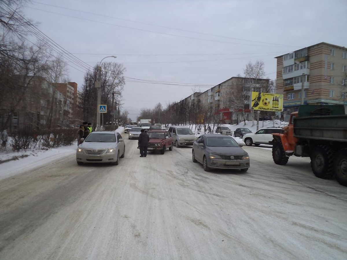 В Златоусте пешеход попал под удар во время снегопада В Златоусте пешеход попал под удар во время снегопада
