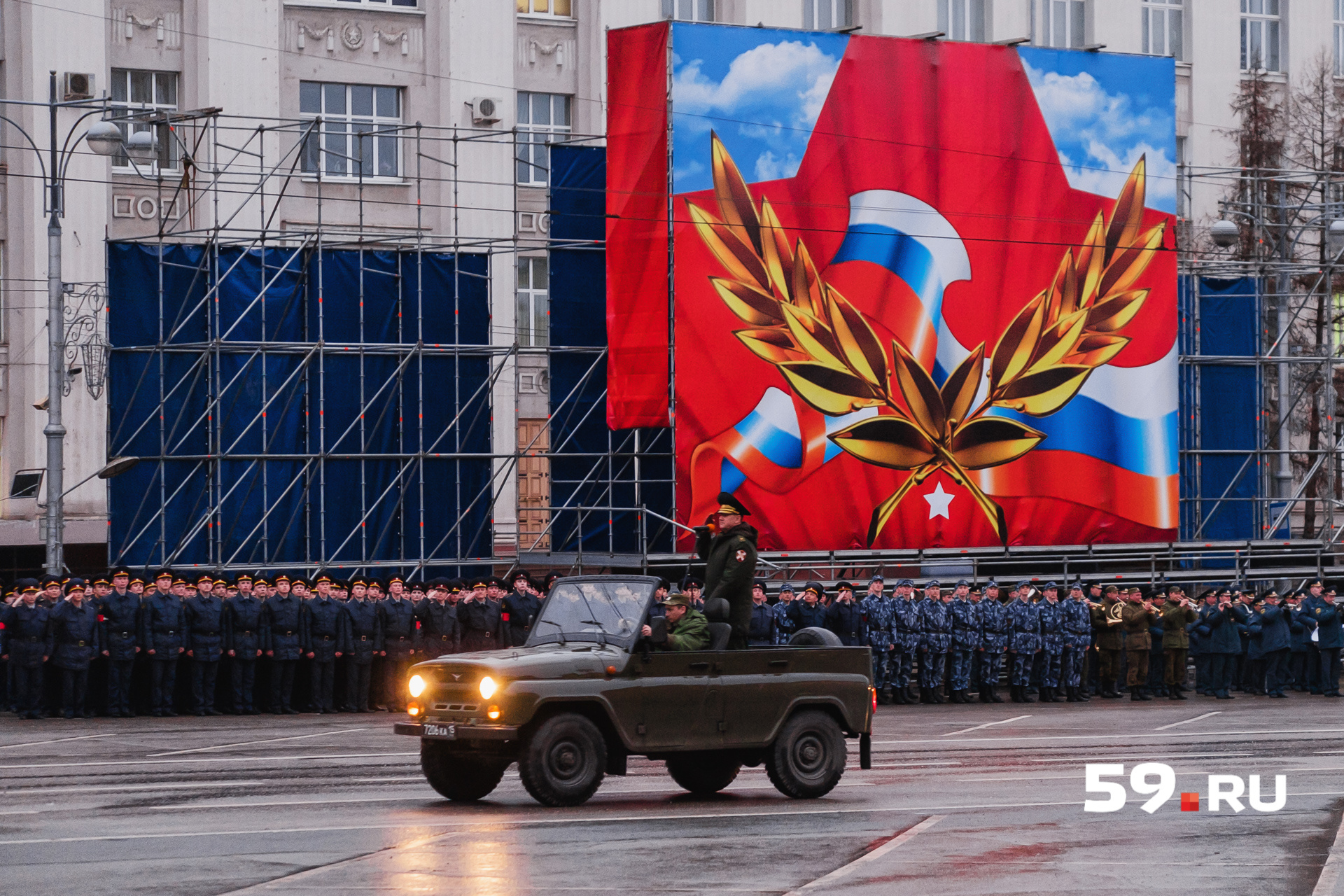 Военнослужащие приветствуют командующего Военнослужащие приветствуют командующего