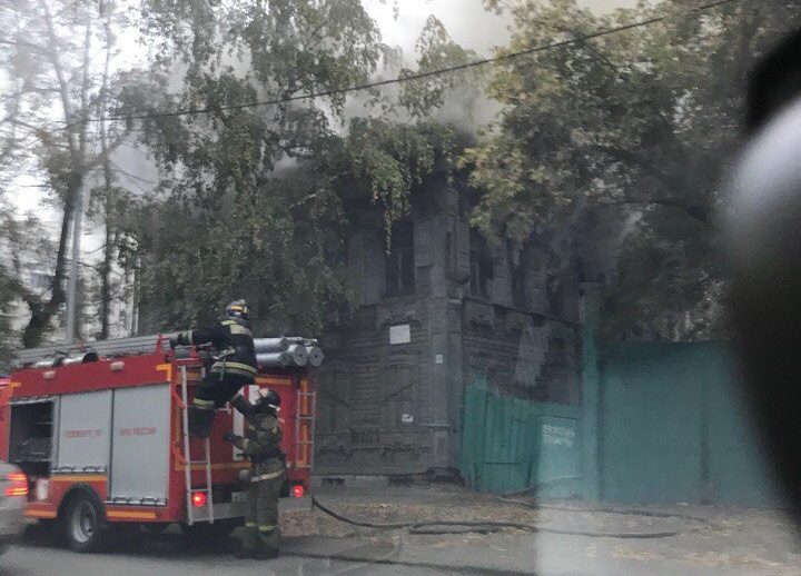 Пожар уничтожил кровлю здания, дом пострадал от огня изнутри