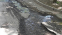 Канализационные стоки затопили двор на улице Оганова в Ростове