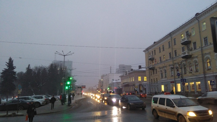 Погодная аномалия: предновогоднюю Пермь заволокло туманом