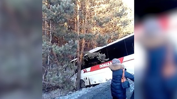 Пассажирский автобус, съехавший в кювет в Челябинской области, попал на видео