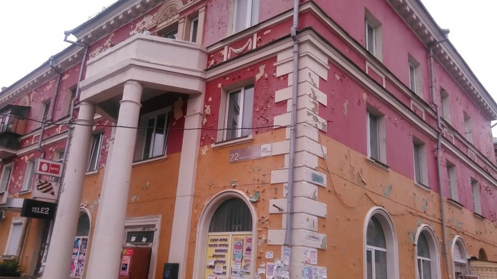 «Написали в Москву»: челябинцы выбивают деньги на ремонт домов, выкрашенных к приезду Путина
