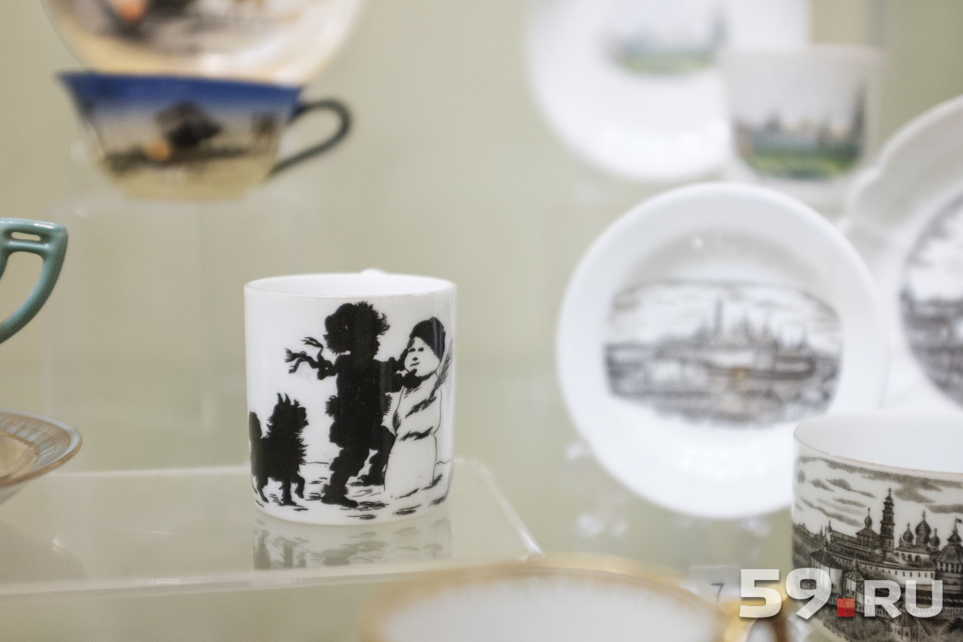 Первая чашка в коллекции досталась Галине Васильевне от бабушки. На ней по эскизам русской художницы и иллюстратора Елизаветы Бём нарисован мальчик, который лепит снеговика