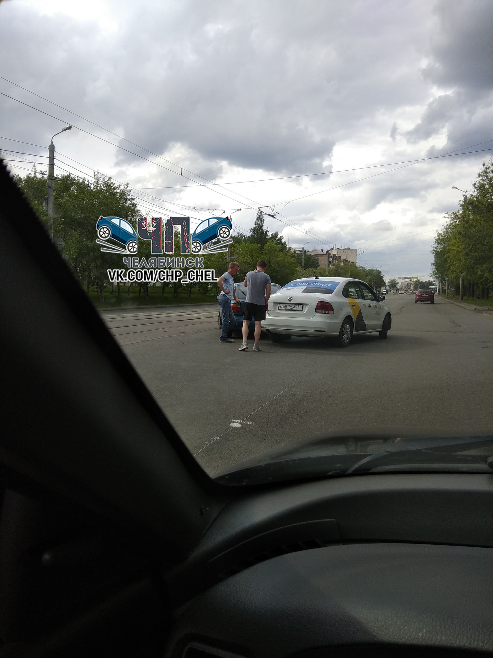 В понедельник авария с такси произошла на улице Горького в Челябинске В понедельник авария с такси произошла на улице Горького в Челябинске