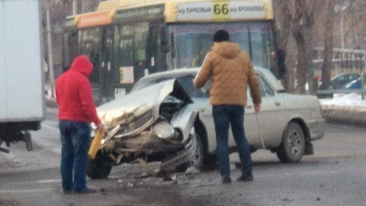 «Водитель в рубашке родился»: в Перми «Волга» столкнулась с автобусом