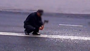 В Самарской области очевидцы сняли, как мужчина  рубит топором двойную сплошную