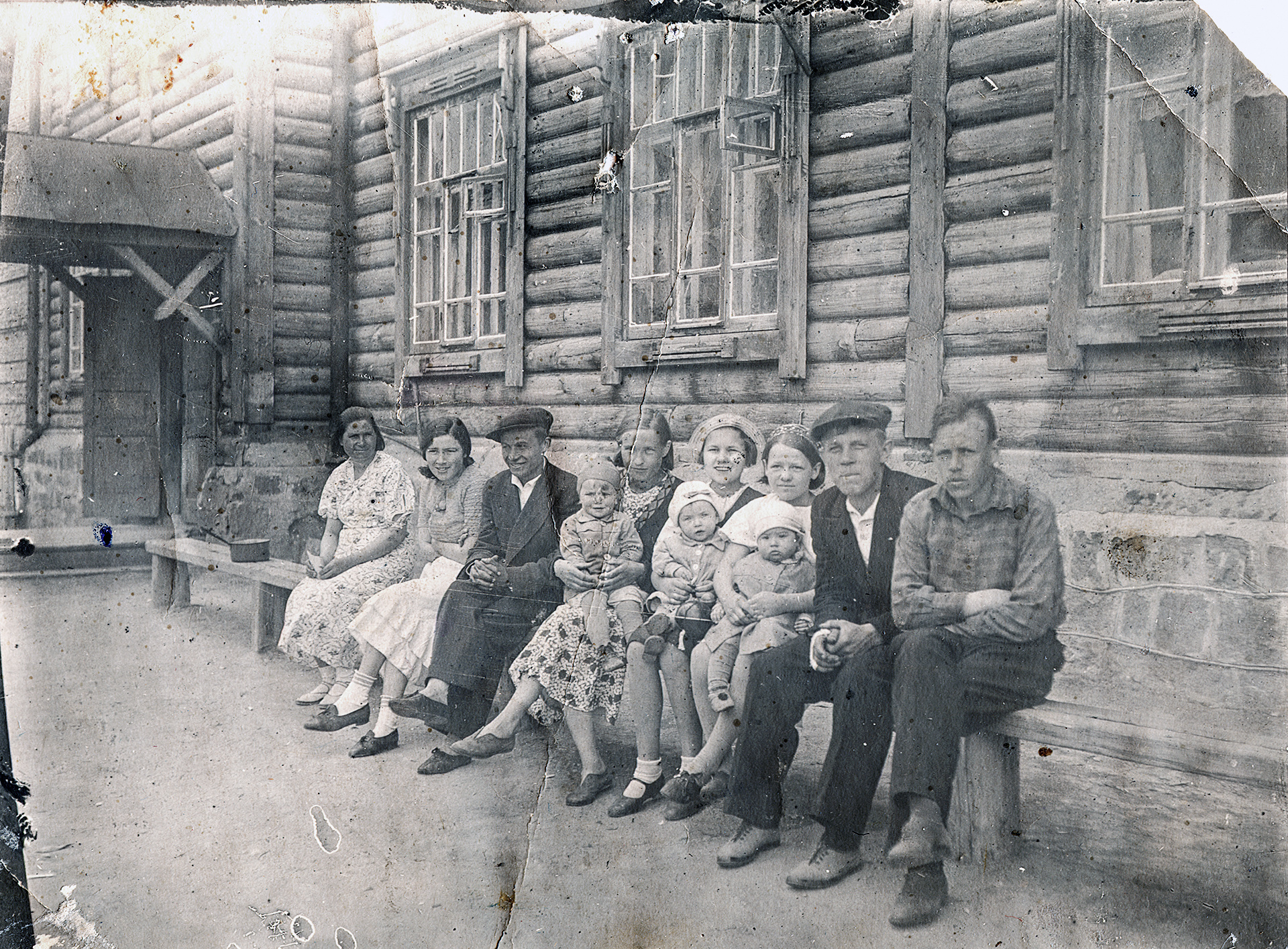 Этот старый деревянный барак (ул. Свободы, 82а) во дворе школы № 121 жив и сегодня. 1939 год
