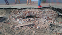 В Самаре при ремонте дороги под асфальтом нашли старинную кирпичную кладку