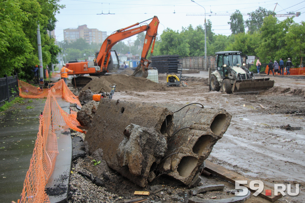 Всего рабочим предстоит отремонтировать более 700 метров полотна Всего рабочим предстоит отремонтировать более 700 метров полотна