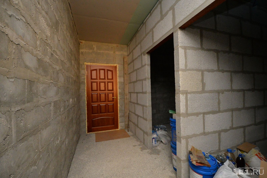 Внутри нового дома голые стены.