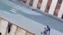 Игры подростков на крыше здания в Миассе попали на видео