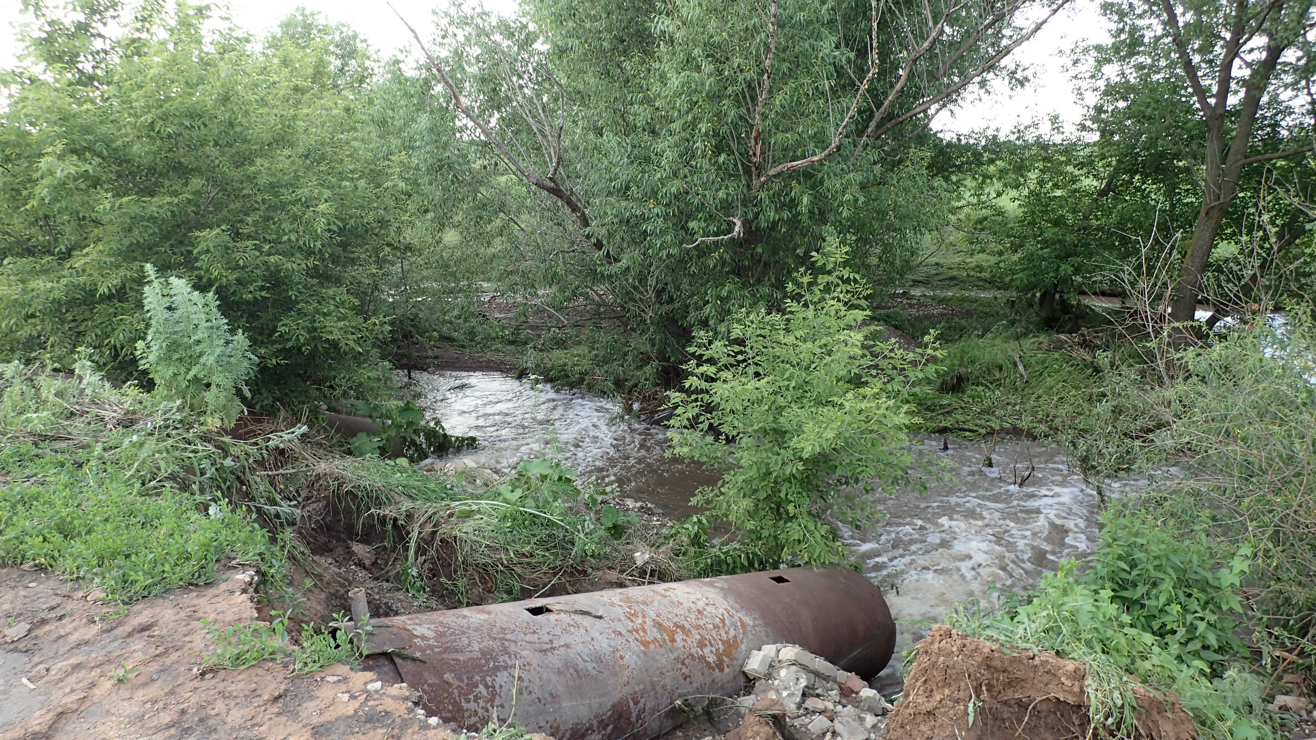 Прорыв дамбы в кургане. Самарское Башкортостан прорвало платину. Дамба на пляже в Самаре.