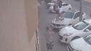Влюбленные подростки помяли капот чужой машины ради снимка на фоне ростовского двора