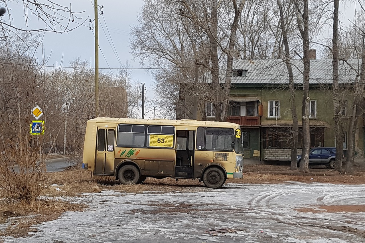 ПАЗ стоит на газоне ПАЗ стоит на газоне