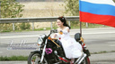 Невеста на байке проехала по дороге на въезде в Ростов с российским флагом