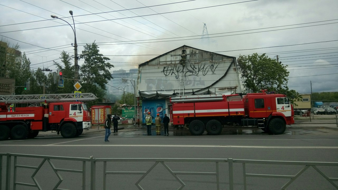 Видимо, источник дыма находился под крышей Видимо, источник дыма находился под крышей