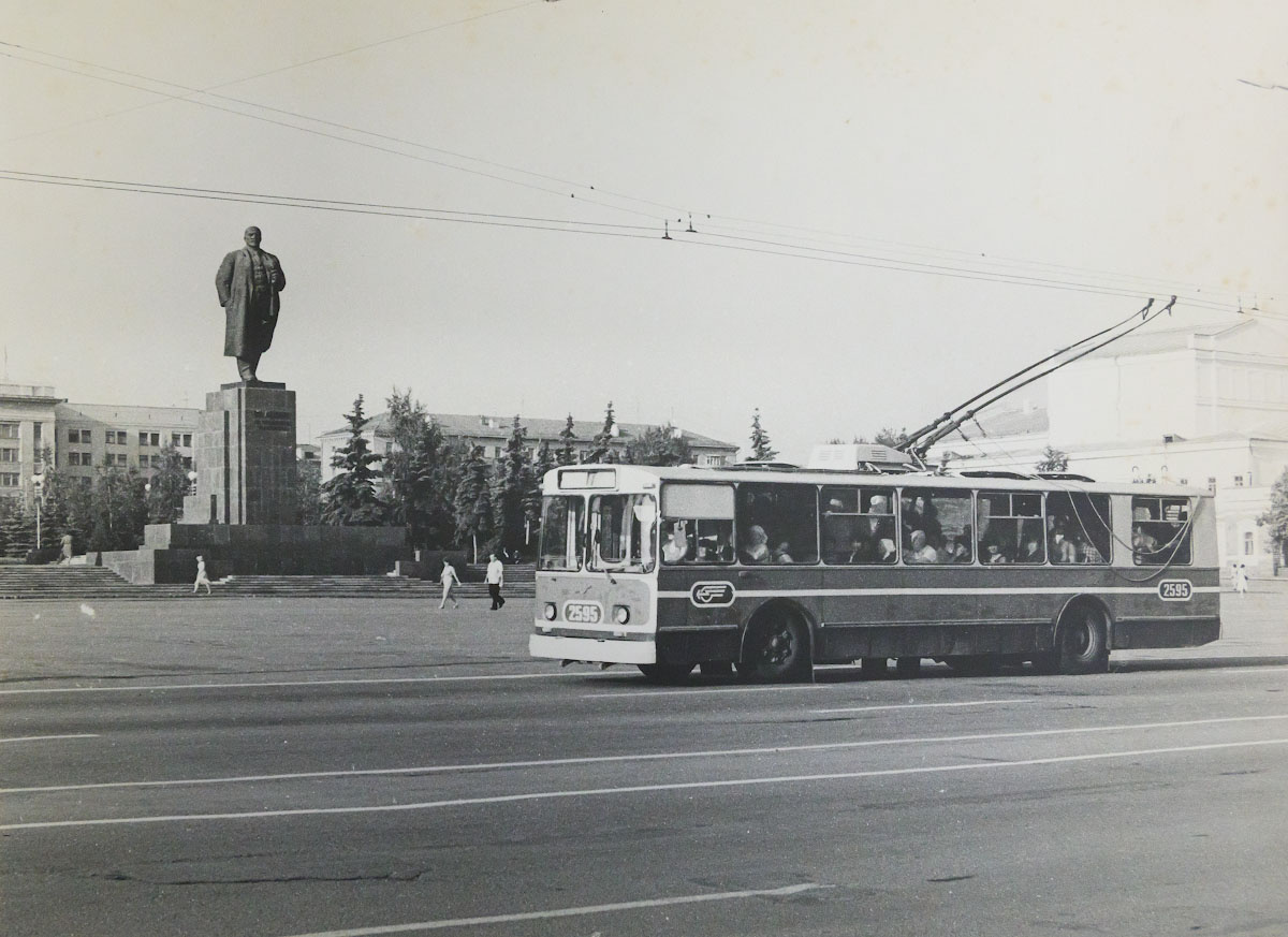 Первый троллейбусный маршрут проходил через современный проспект Ленина