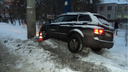 В центре Архангельска водитель не справился с иномаркой и врезался в столб