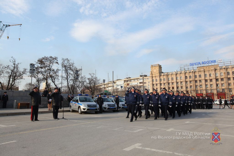 Сотрудники главка прошли колоннами по главной площади Волгограда