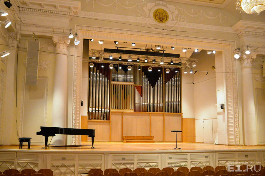 Орган обосновался на сцене филармонии с 1973 года.
