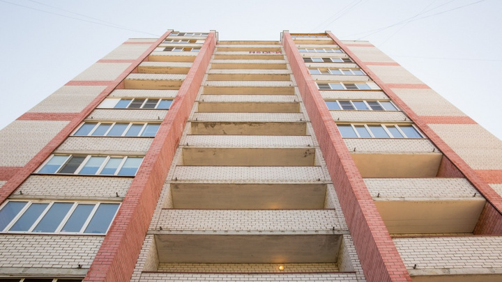 В Ярославле 17-летний подросток выпал с балкона